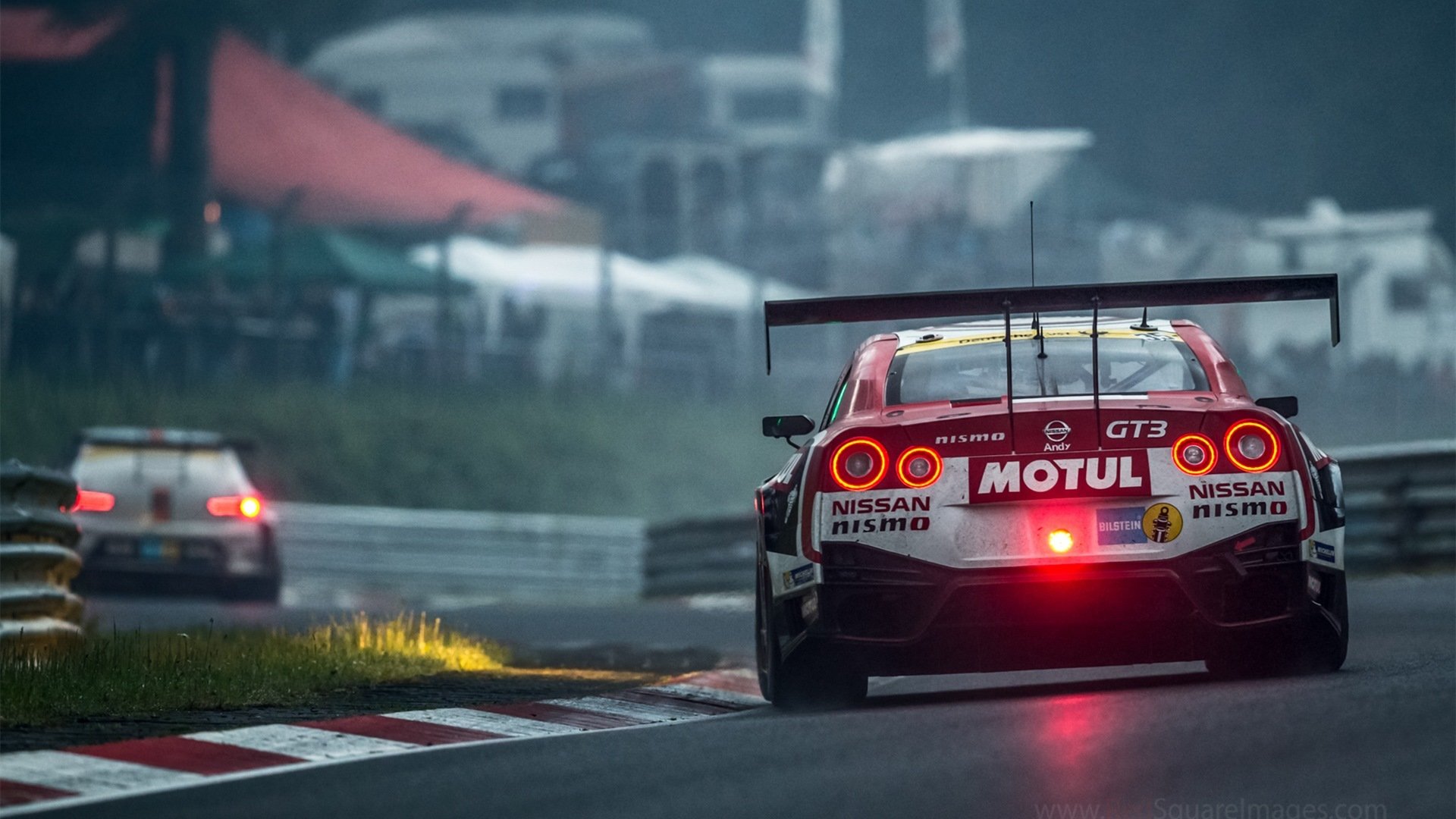 “飞盘竞技：三叉湖田径场成全球飞盘高手的竞技场”